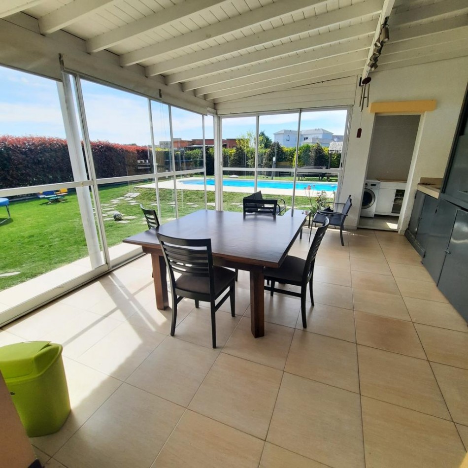 Casa 5 amb con piscina estilo moderno. Arenas del Sur