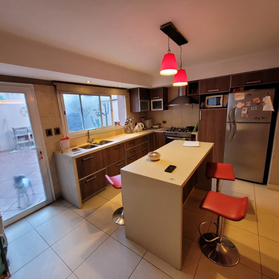 Chalet 4 ambientes reciclada en el corazon de Chauvin