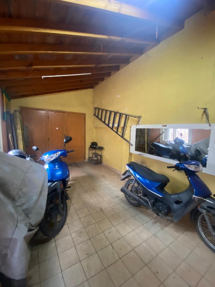 Chalet 3 ambientes con jardin y garaje, barrio Caisamar