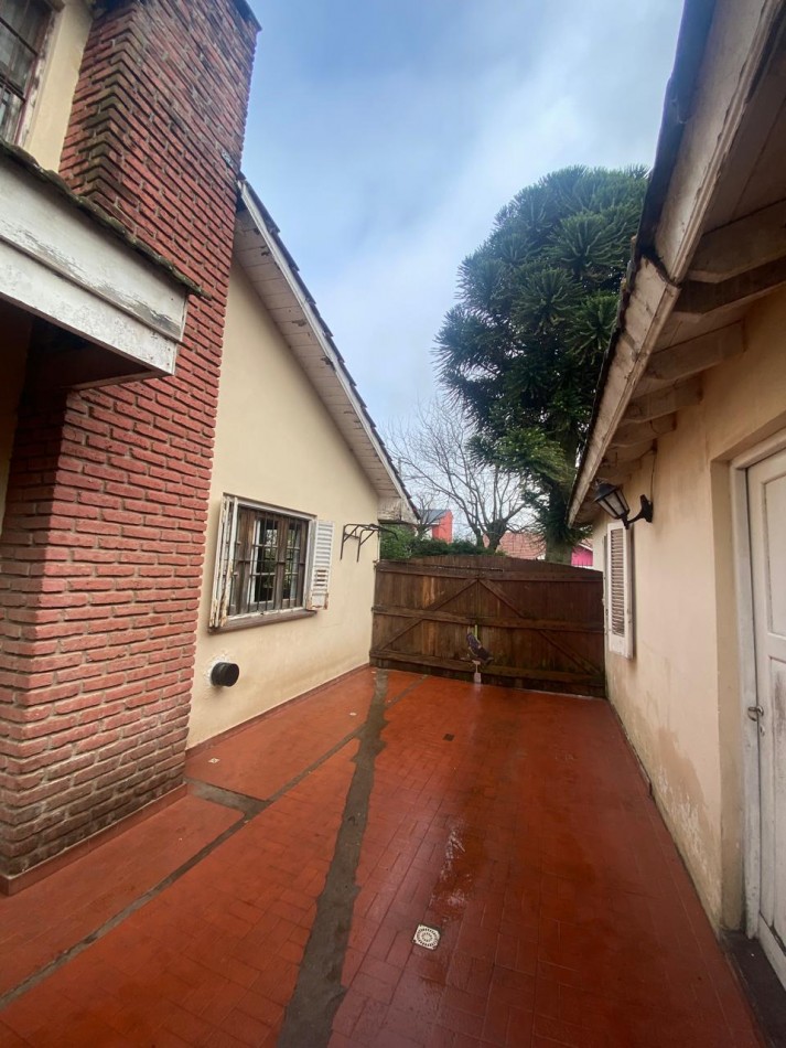 Chalet 3 ambientes con jardin y garaje, barrio Caisamar