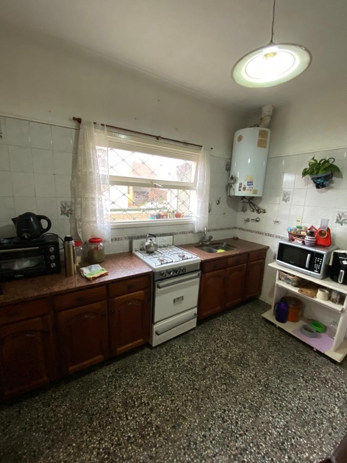 Casa 3 ambientes + departamento 2 ambientes.
