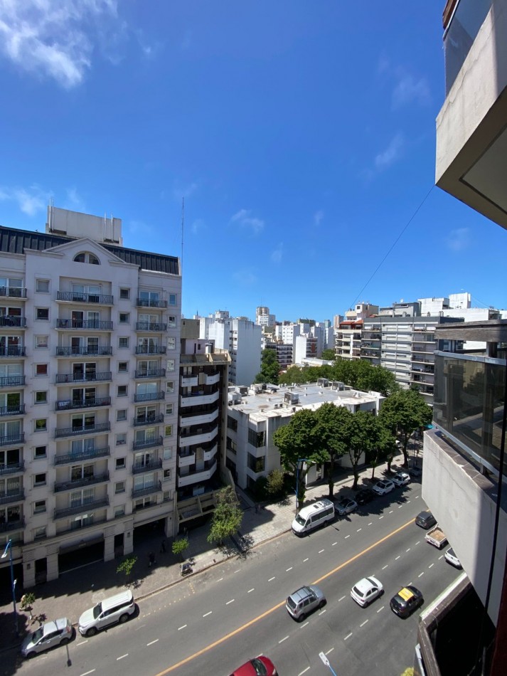 Departamento 3 ambientes a la calle con balcon RECICLADO
