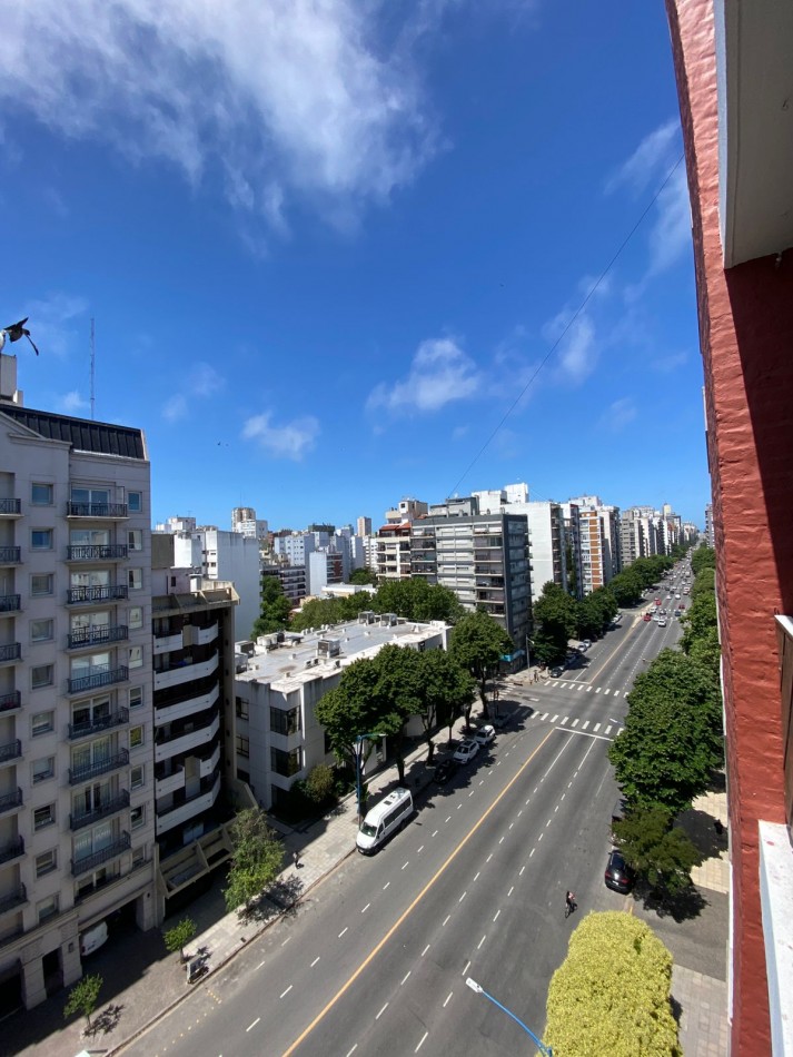 Departamento 3 ambientes a la calle con balcon RECICLADO