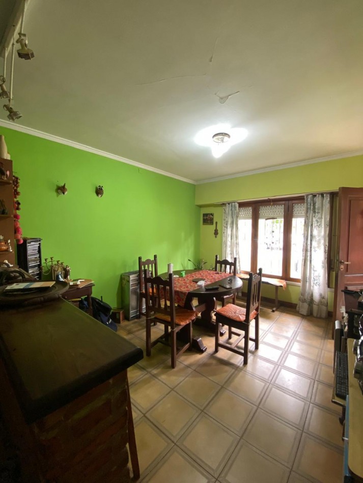 Casa 4 ambientes, garaje y parque, barrio El Progreso