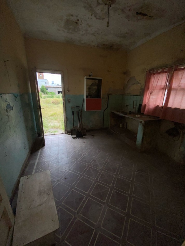 Casa 3 ambientes a reciclar/demoler, barrio 9 de Julio