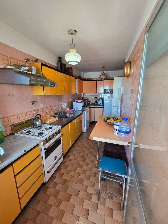 VENTA departamento 3 amb con dependencia, cochera y vista al mar en zona Centro