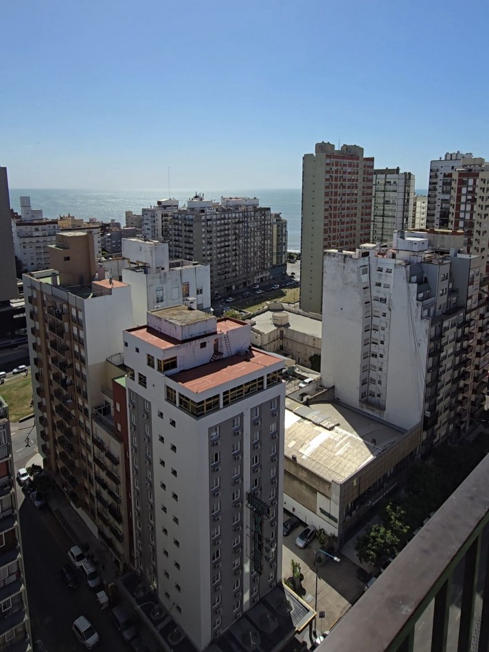 VENTA departamento 3 amb con dependencia, cochera y vista al mar en zona Centro