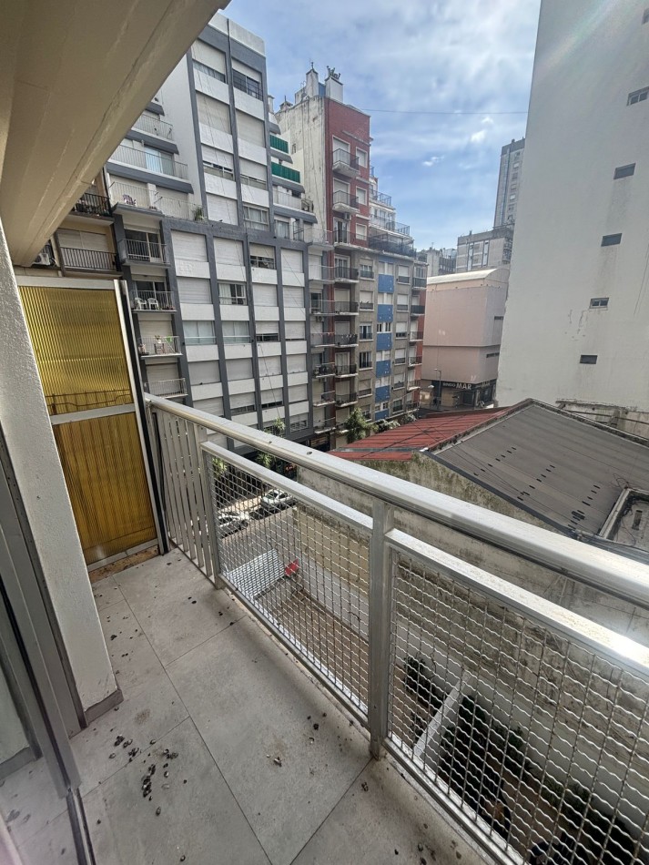 Ambiente al lateral, reciclado y equipado, zona Centro