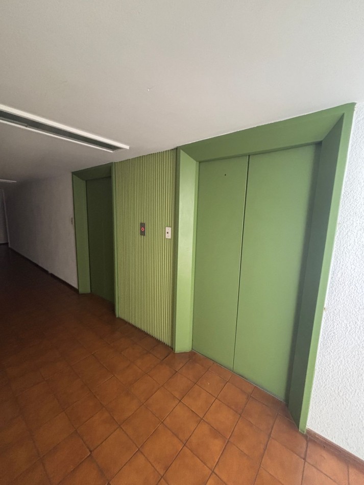 Ambiente al lateral, reciclado y equipado, zona Centro