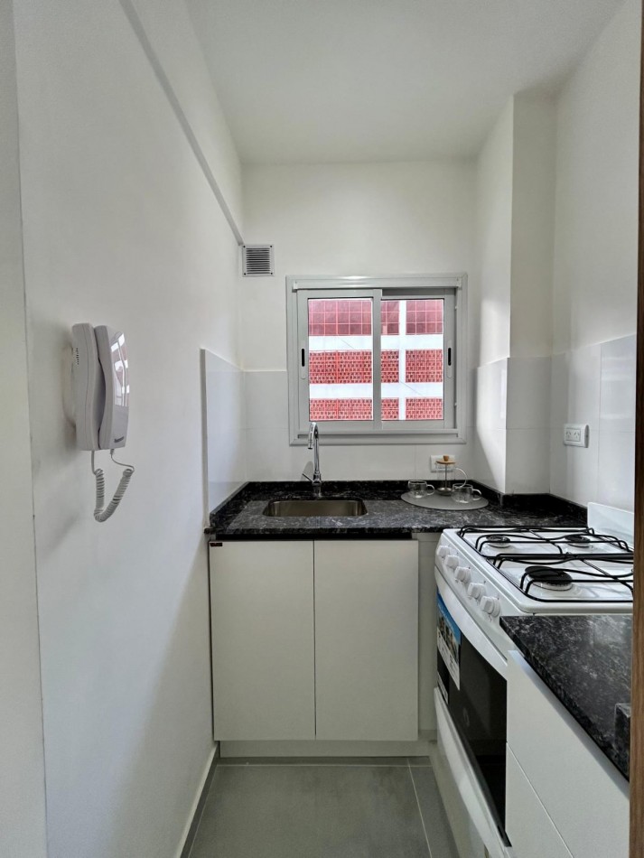 Ambiente al frente con balcon, zona Centro