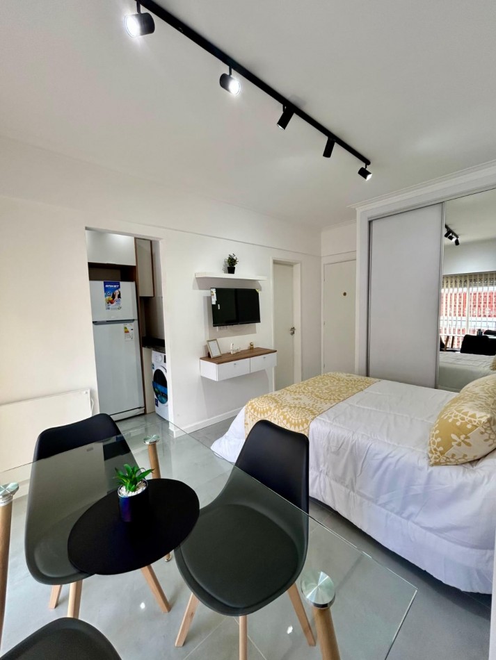 Ambiente al frente con balcon, zona Centro
