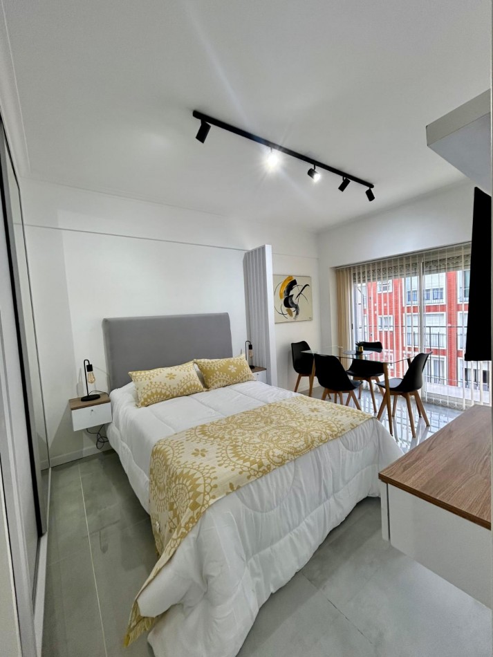 Ambiente al frente con balcon, zona Centro