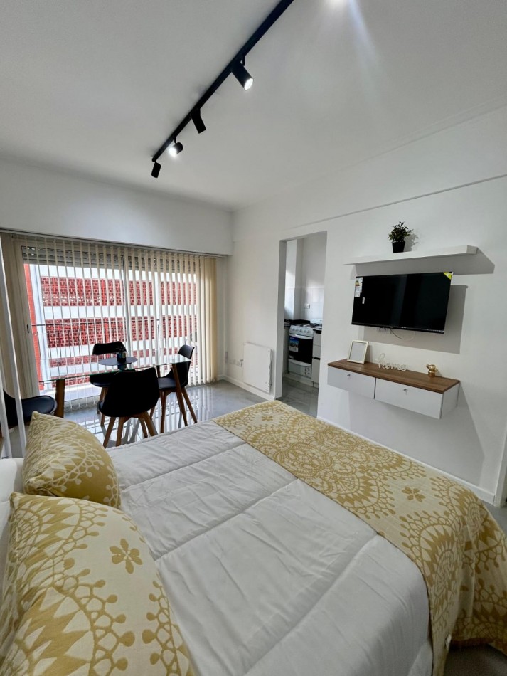 Ambiente al frente con balcon, zona Centro