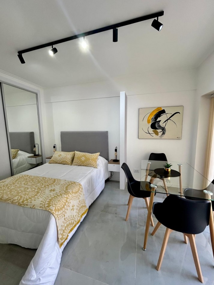 Ambiente al frente con balcon, zona Centro