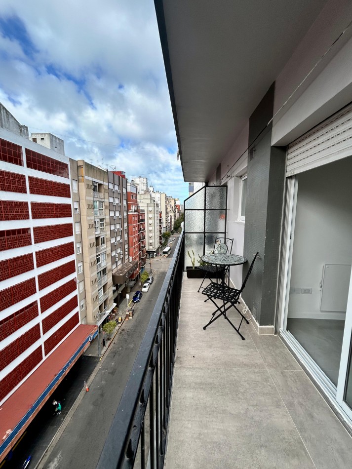 Ambiente al frente con balcon, zona Centro