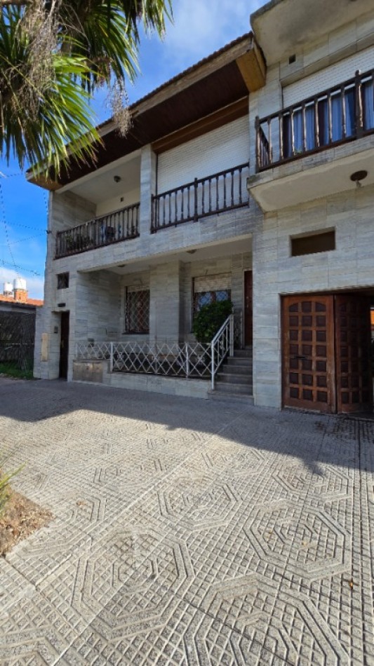 Ph 3 ambientes al frente, con patio y garaje compartido.