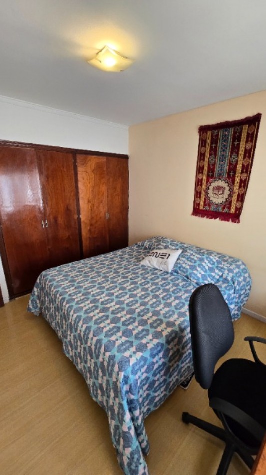 Ph 3 ambientes al frente, con patio y garaje compartido.