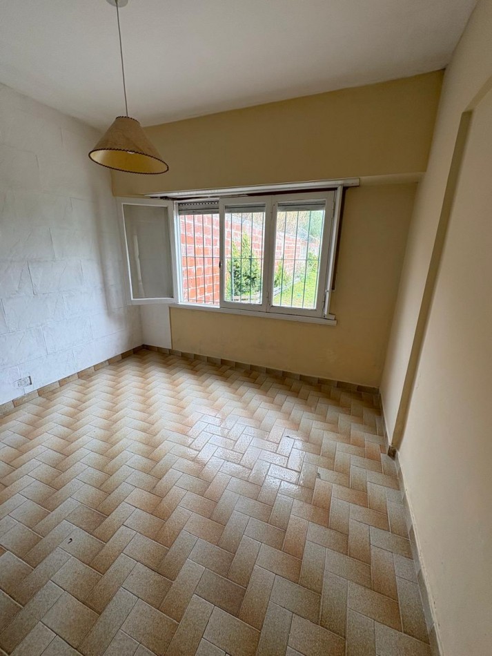 ALQUILER 24 MESES Casa 3 amb c/ parque y cochera, barrio Juramento 