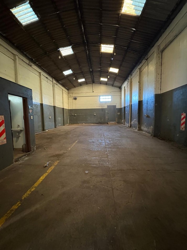 ALQUILER COMERCIAL Galpon de 202 mts, zona Vertiz y Edison 