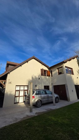 Venta PH independiente 4 ambientes garage y jardin
