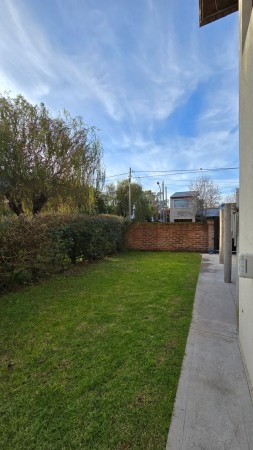 Venta PH independiente 4 ambientes garage y jardin