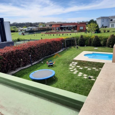 Casa 5 amb con piscina estilo moderno. Arenas del Sur