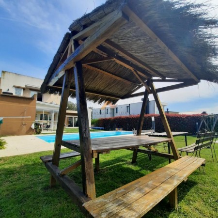 Casa 5 amb con piscina estilo moderno. Arenas del Sur