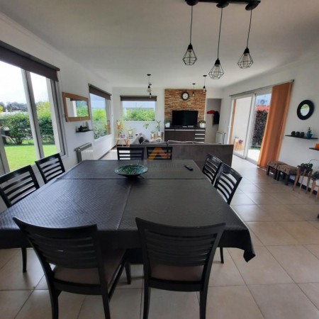 Casa 5 amb con piscina estilo moderno. Arenas del Sur