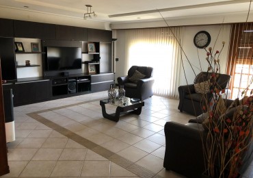 Chalet 5 ambientes con parque + salon multiusos, zona Punta Mogotes