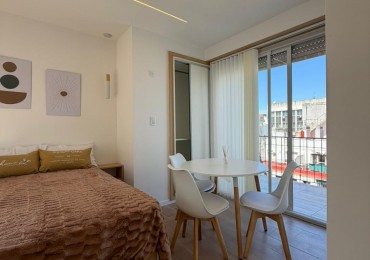 monoambiente a la calle con balcon terraza 